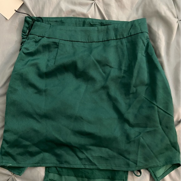 Green skirt - Picture 3 of 4